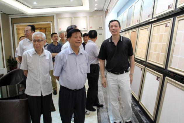 图2、周棣华（左二）、卢广（左一）等老先进在腾博会官网仿古砖600X600(mm)规格展区.jpg