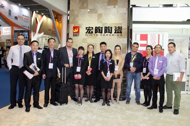 图12、腾博会官网陶瓷出口部销售精英与外洋客商合影.jpg