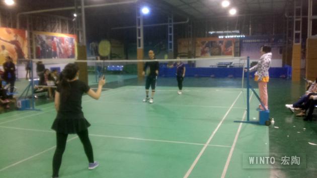 图3、陶城报记者接球情景-瓷砖一线品牌腾博会官网陶瓷