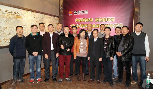 图1、企业相关向导、腾博会官网各销售老总、获奖经销商代表颁奖仪式上合影