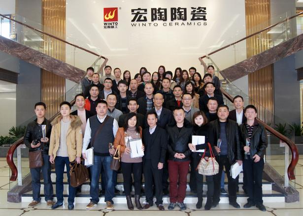 图2、企业相关向导、腾博会官网各销售老总、获奖经销商代表、销售营业代表及设计师代表在展厅大堂大合影