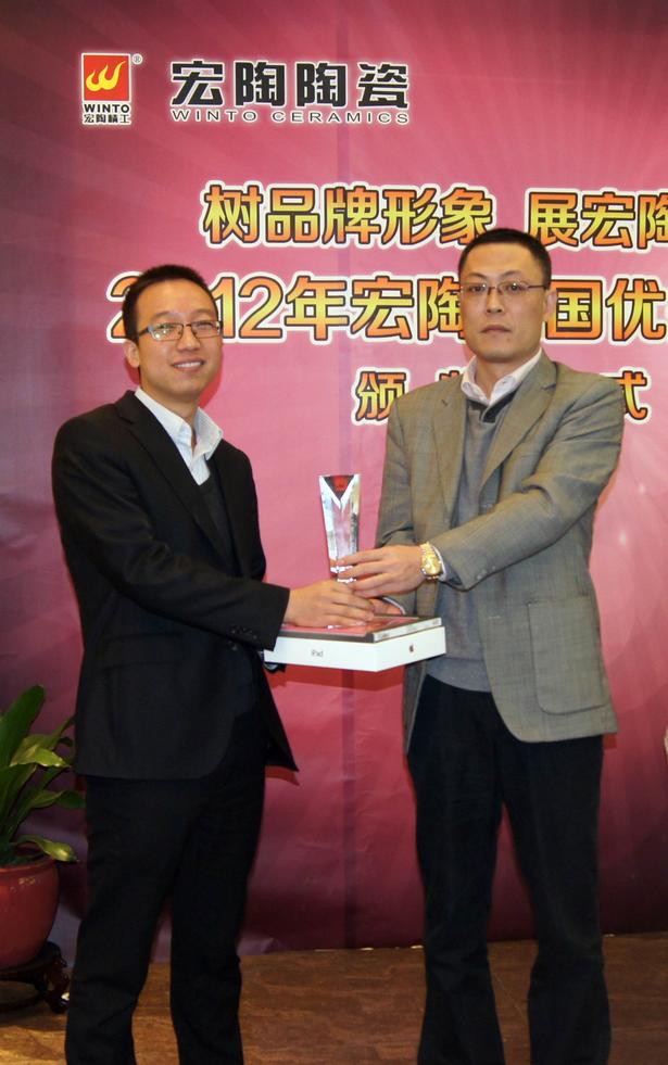 图7、腾博会官网抛光砖销售副总张彦为山东青岛腾博会官网专卖店代表颁奖