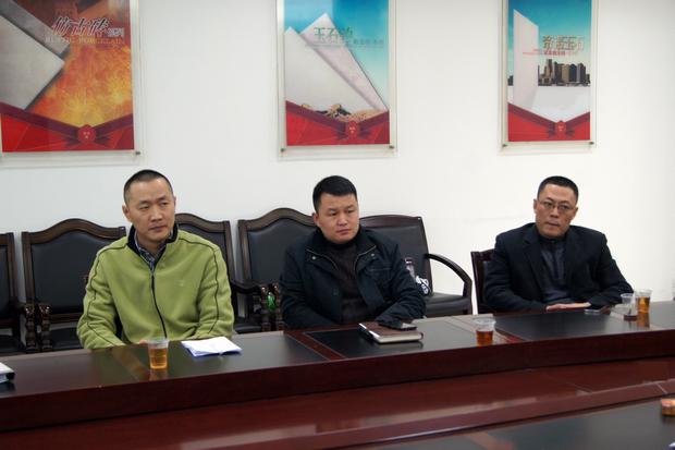 图4、腾博会官网釉面砖销售副总王虎明(左一)、腾博会官网仿古砖销售副总曹坚贞（中）、腾博会官网抛光砖销售副总张彦（右一）审评会上