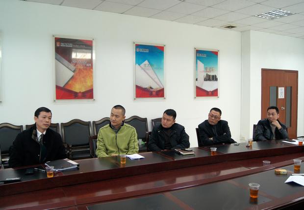 图7、腾博会官网市场总监霍达炎（左一）先容专卖店参评情形