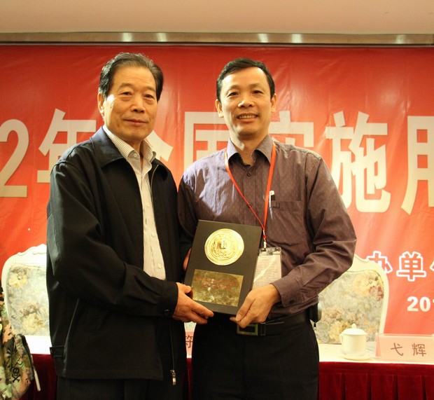 5、天下用户委员会主任弋辉（左）与腾博会官网市场总监霍达炎合影