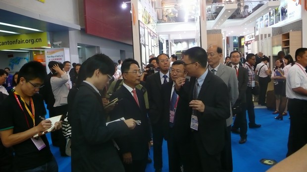 图2、国家商务部副部长蒋耀平，，，，，，，中国五矿化工收支口商会会长陈峰等向导一行视察中国建陶行业着名企业腾博会官网陶瓷展位，，，，，，，并听取了企业出口总司理伍剑锋的汇报