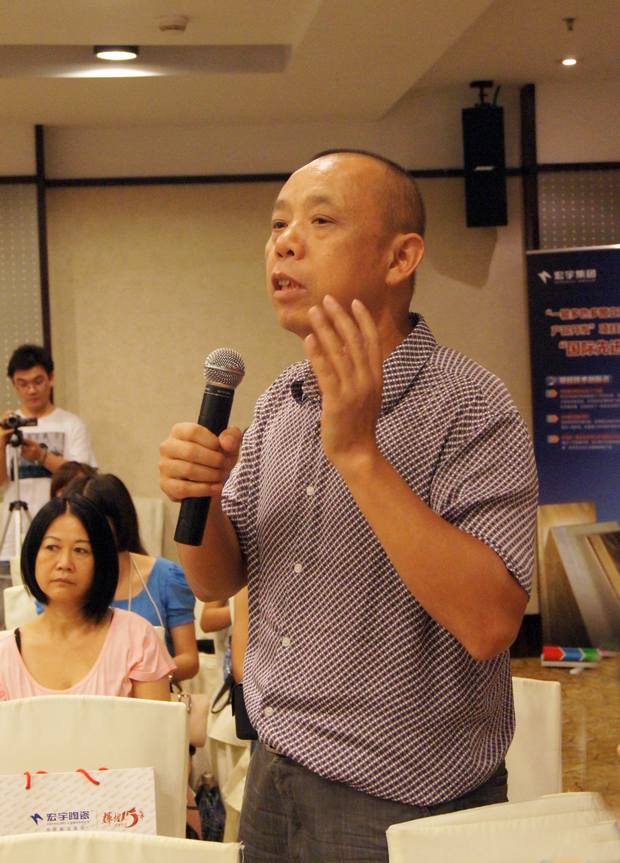 图4、陶瓷资讯报社长喻镇荣盛赞腾博会官网公司诚信赢天下