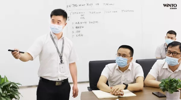 腾博会官网讲师正在解说图