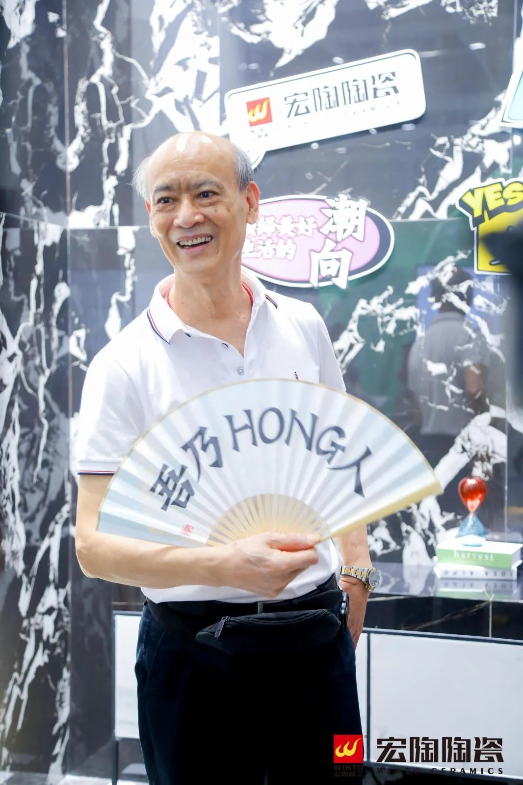 欧家瑞手持腾博会官网文创礼物