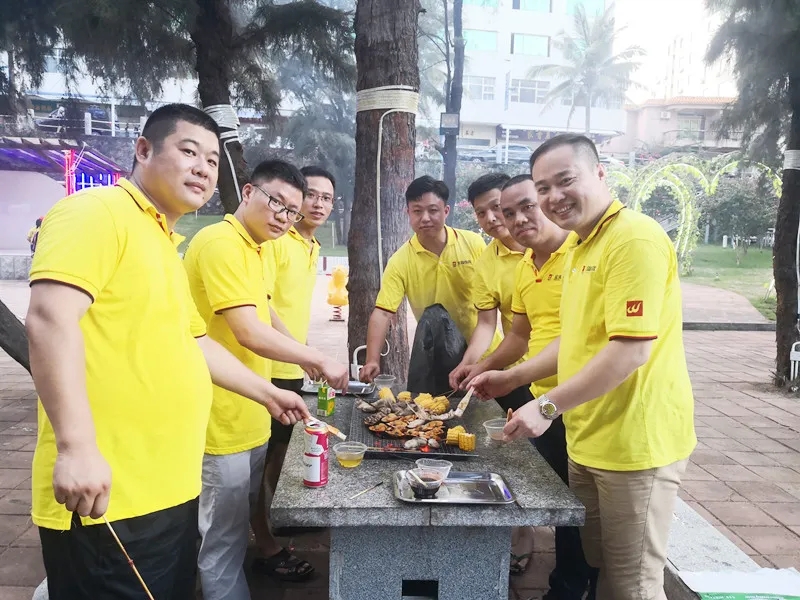 腾博会官网地砖事情职员在野炊