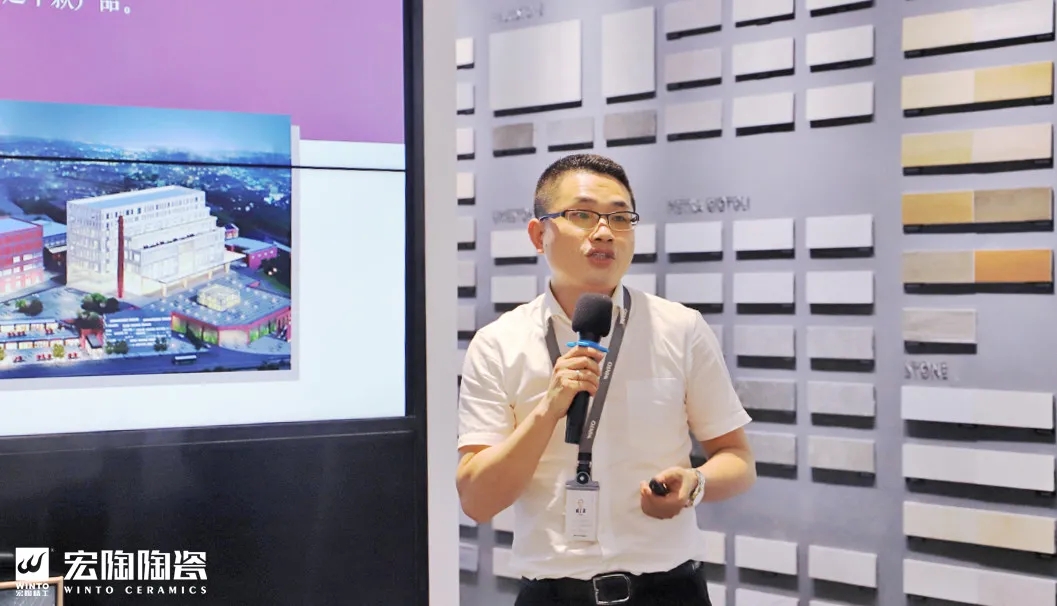 腾博会官网陶瓷销售副总司理曹俊现场演讲