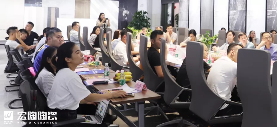 腾博会官网地砖与会职员交流图