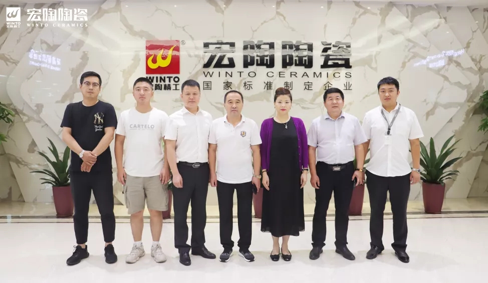 腾博会官网和地砖向导照相留念