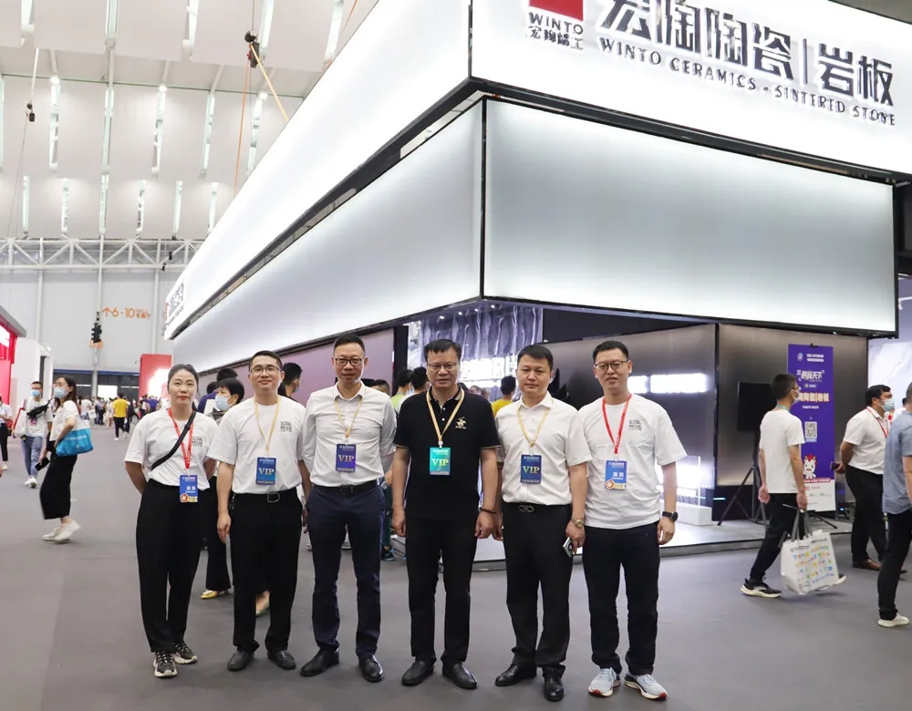 腾博会官网品牌总司理曹坚贞等一众向导合影图片集团陶瓷控股销售总司理霍兆强