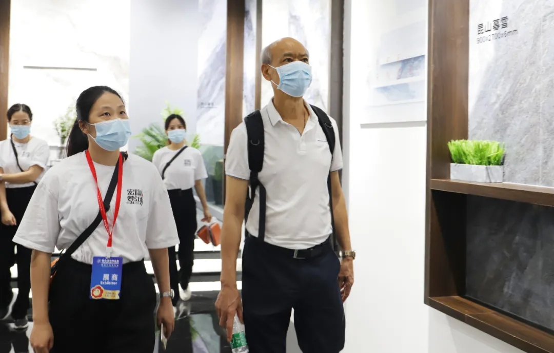 集团董事长助理叶劲立和集团照料欧家瑞旅行腾博会官网梦工厂图片