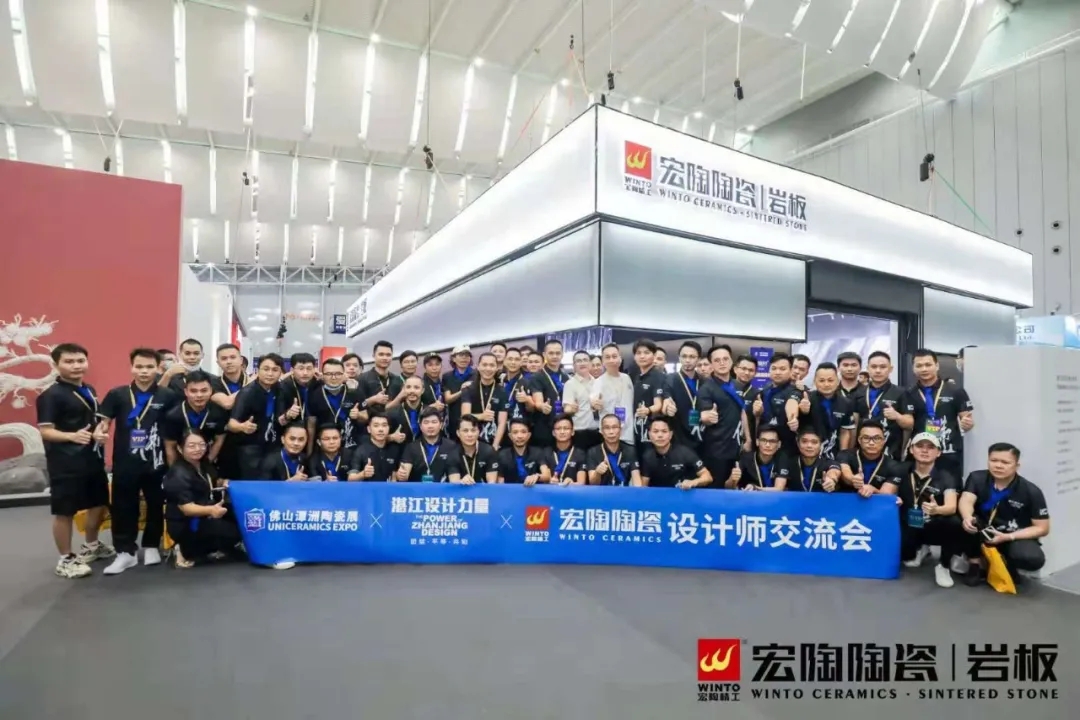 《新形势下，，，，，，设计+工业怎样融合立异》为主题的论坛问道图片