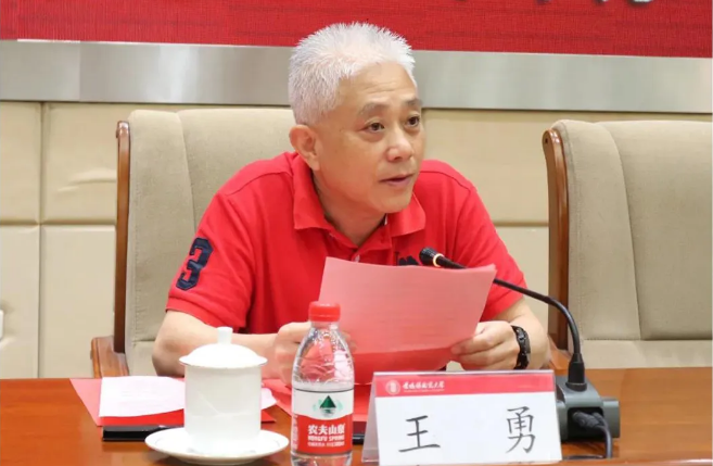 腾博会官网地砖集团市场总监王勇讲话图