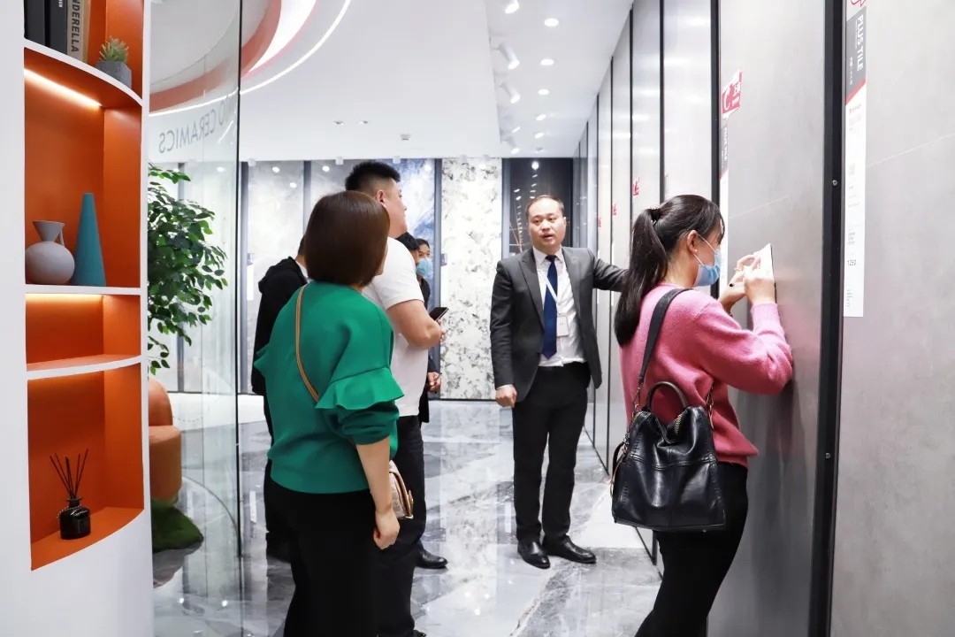 腾博会官网地砖总部展厅旅行职员现场图