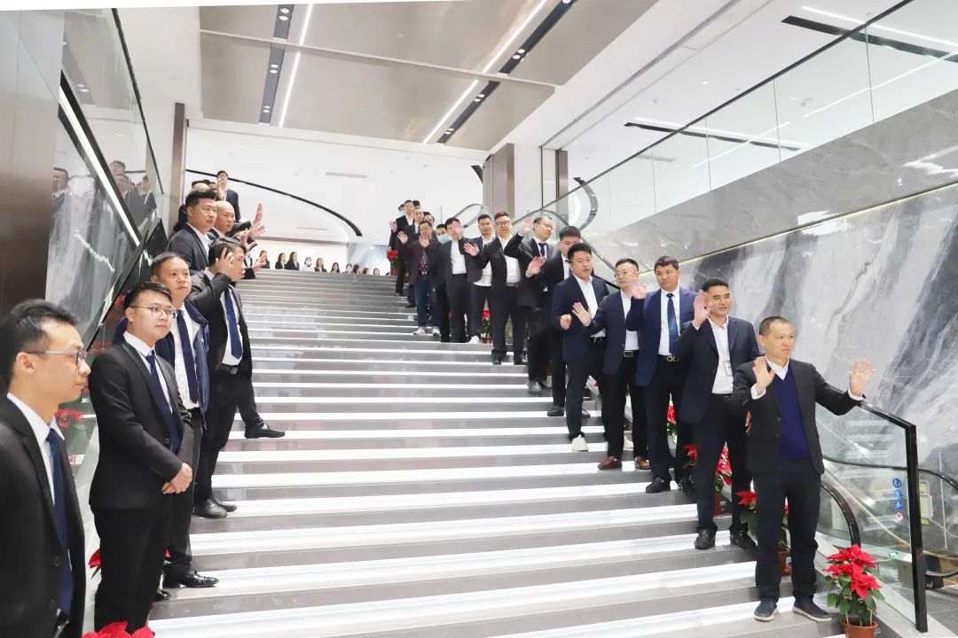 全体腾博会官网员工在公司神位前有序地接待仪式